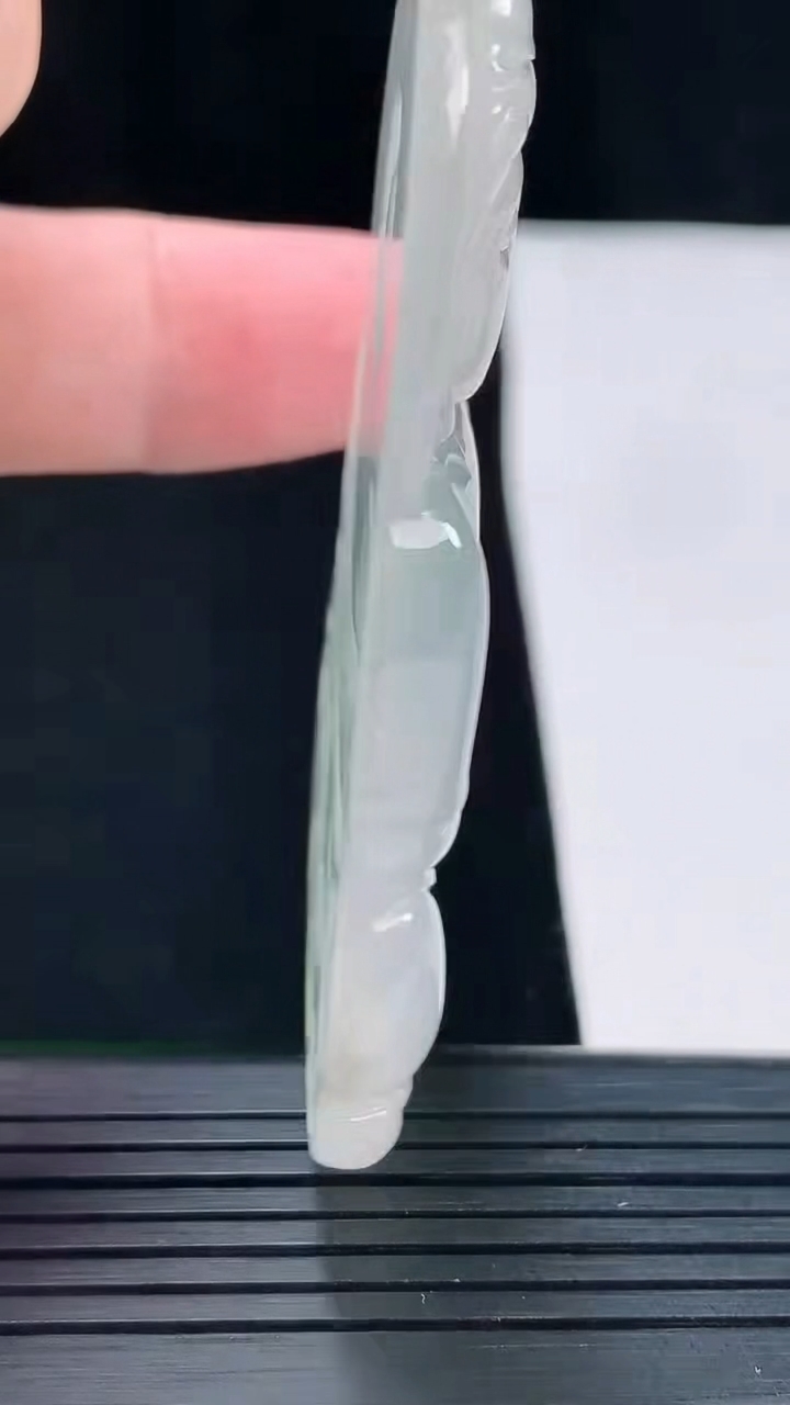 天然A货翡翠种飘花正装观音吊坠，尺寸65.5-40.2-5.6重量:30.44g
5月20日
