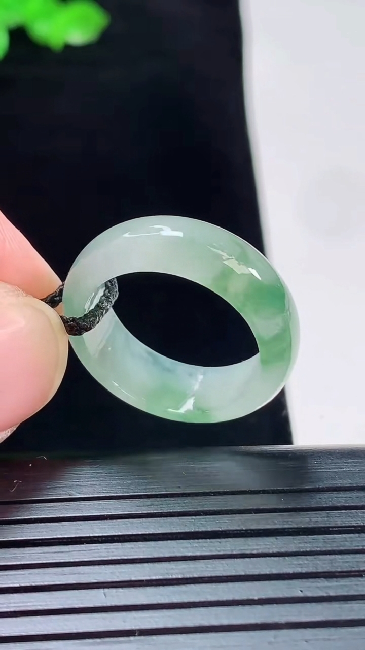 天然A货翡翠飘花玉指环 戒指，尺寸18.5-7-3重量:3.84g2026年5月20日
工厂直销收藏佳品,种好水足，色泽均匀，有种有色，上手高大气！