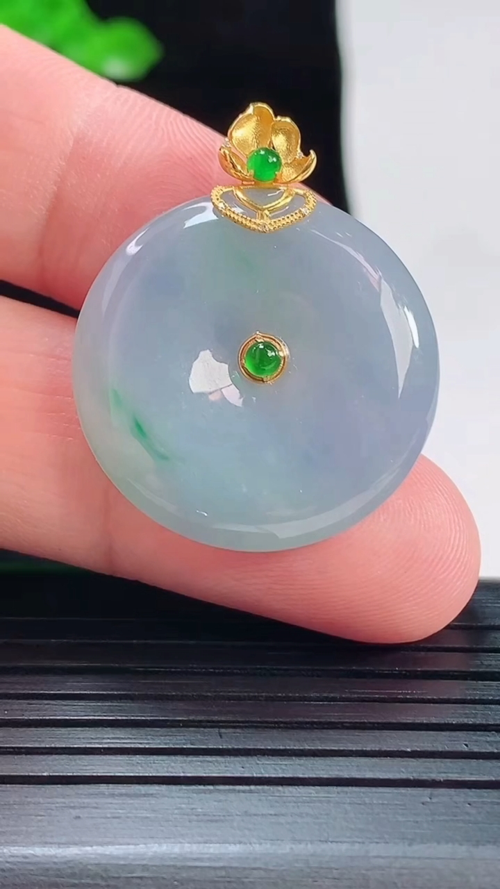 天然A货翡翠18k金春带彩 紫罗兰平安扣吊坠，尺寸32.8-26-5重量:7.28g
5月20日