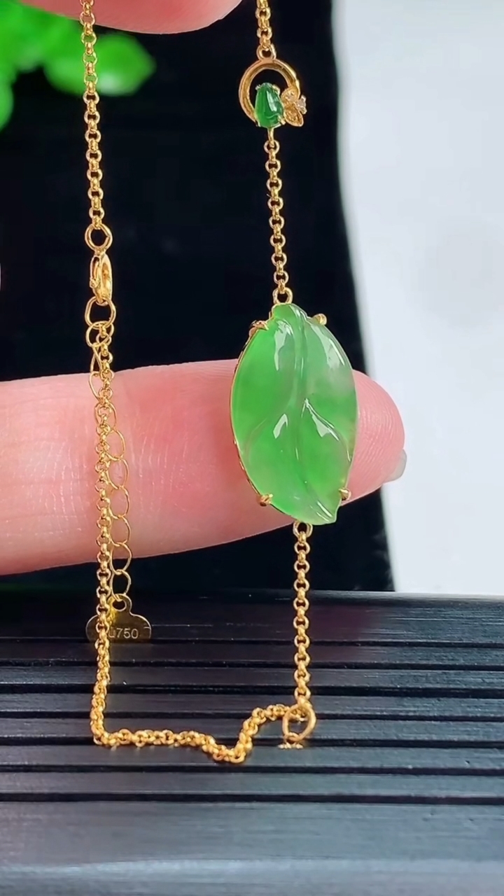 天然A货翡翠金枝玉叶 叶子手链，尺寸17-9-3重量:1.29g
5月20日