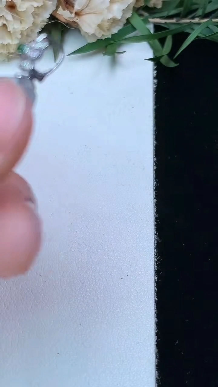 天然A货翡翠飘花金枝玉叶 叶子吊坠，尺寸29.3-16.7-5.2，重量:5.68g
5月20日