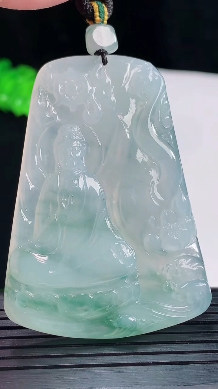 天然A货翡翠冰种飘花阿弥陀佛吊坠，尺寸58-42-5.6重量:33.02g
5月20日