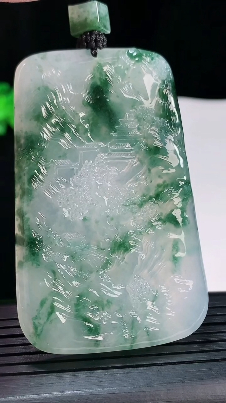 天然A货翡翠种飘花山水牌吊坠，尺寸70-43-5.5重量:49.59g
5月20日