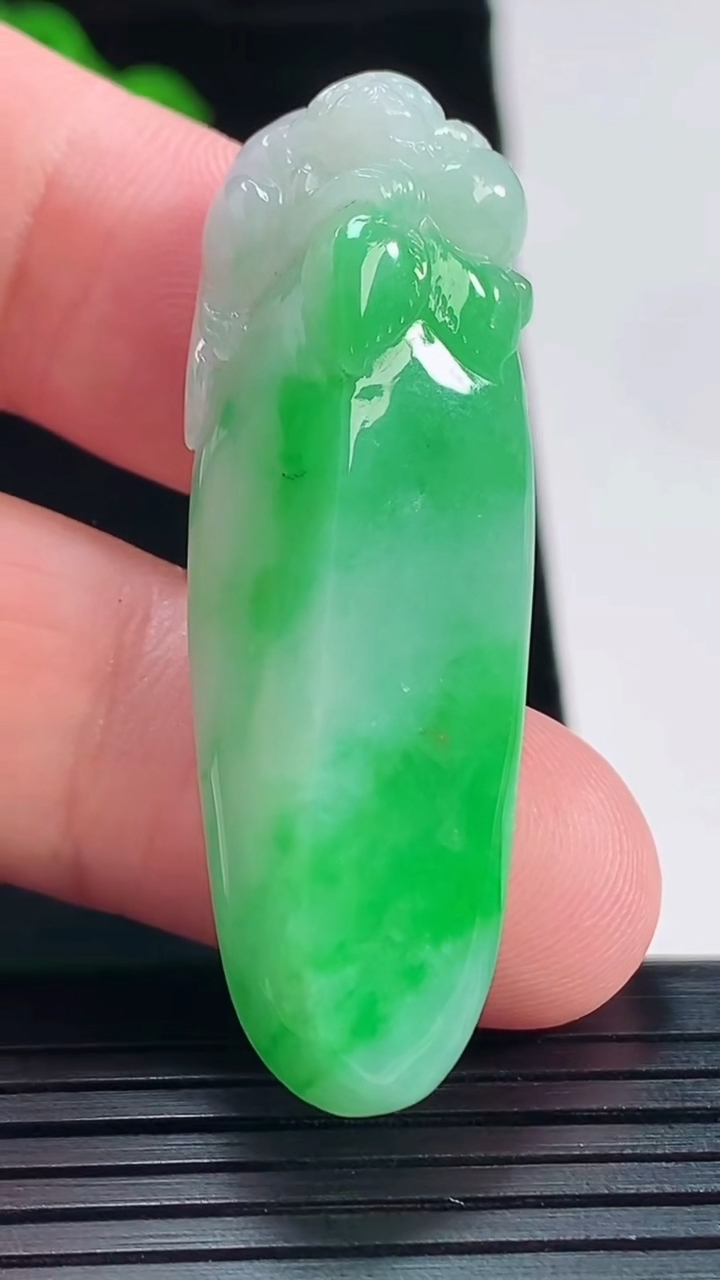 天然A货翡翠寿桃吊坠，尺寸47-16-12重量:13.75g
5月20日