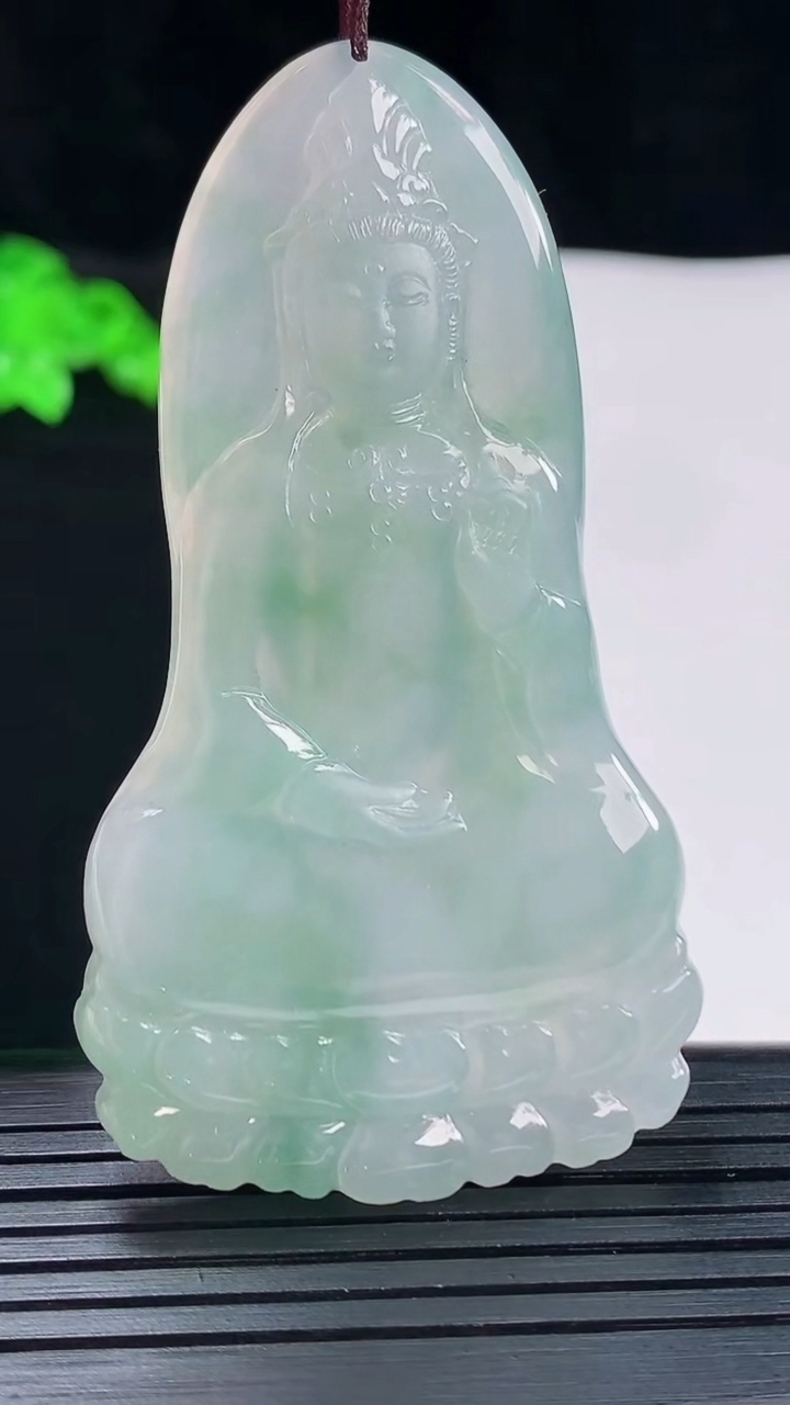 天然A货翡翠绿素衣观音吊坠，尺寸66.6-36.5-5.5重量:25.95g
5月20日