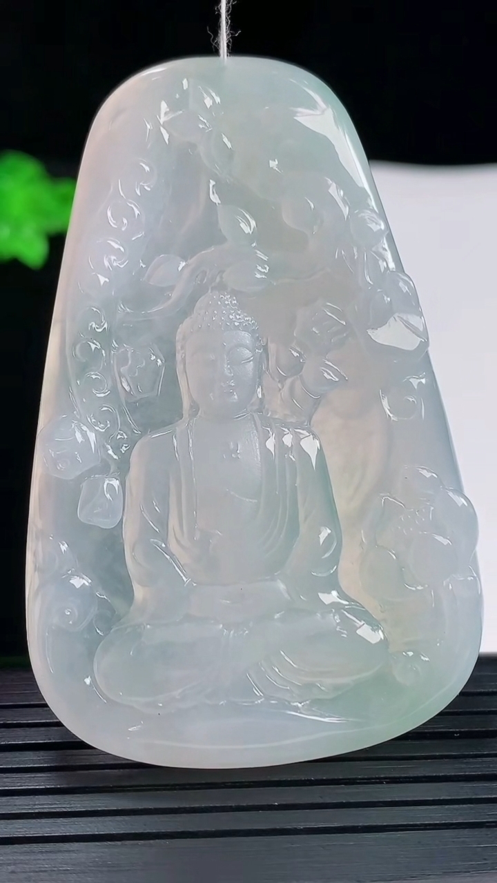 天然A货翡翠大日如来佛吊坠，尺寸67-43-5.2重量:32.84g
5月20日