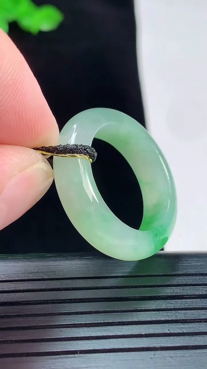 天然A货翡翠玉指环 戒指，尺寸20-6.6-4重量:5.96g2026年5月20日
工厂直销收藏佳品,种好水足，色泽均匀，有种有色，上手高大气！