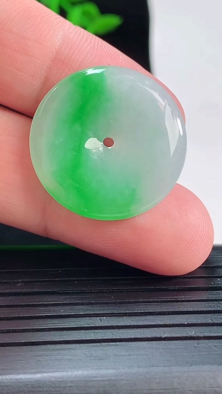 天然A货翡翠平安扣吊坠，尺寸25-4重量:5.20g
5月20日