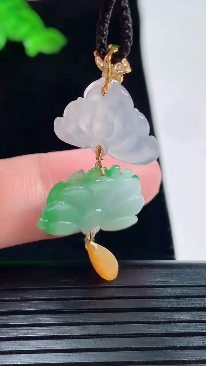 天然A货翡翠和和美美 荷花吊坠，尺寸41-19-4，裸石12-19重量:3.45g
5月20日