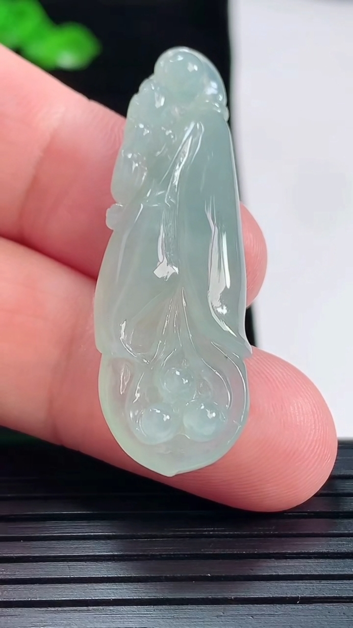 天然A货翡翠玉兰花吊坠，尺寸44.5-14-6.5重量:7.21g
5月20日