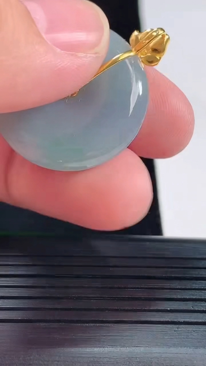 天然A货翡翠18k金春带彩 紫罗兰平安扣吊坠，尺寸32.8-26-5重量:7.28g
5月20日