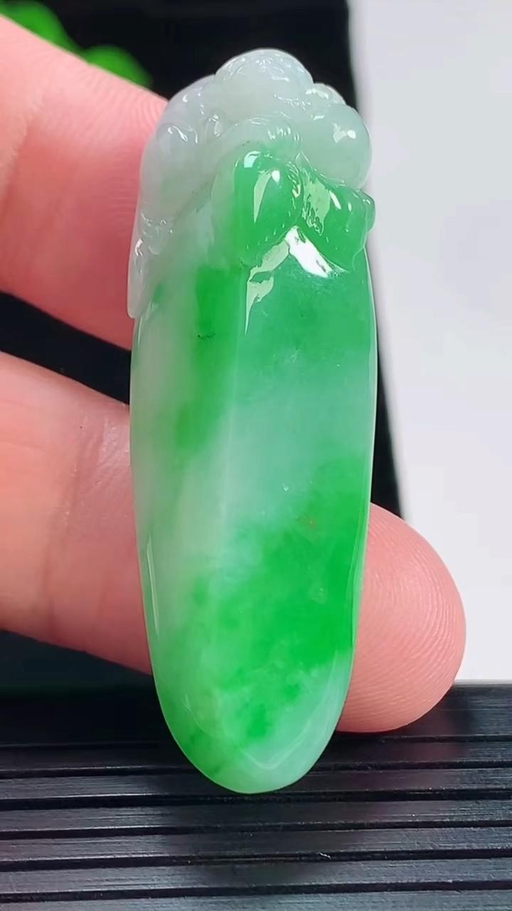 天然A货翡翠寿桃吊坠，尺寸47-16-12重量:13.75g
5月20日