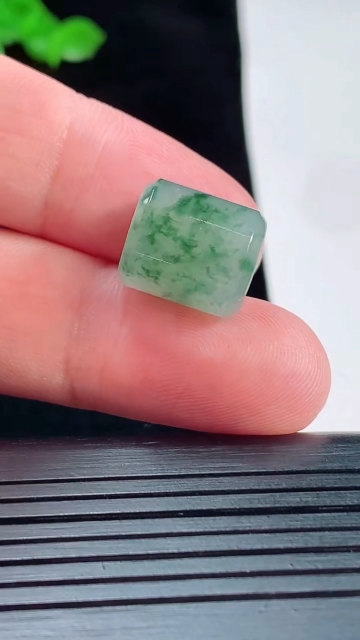 天然A货翡翠飘花路路通吊坠，尺寸13.5-12重量:3.95g
5月20日
