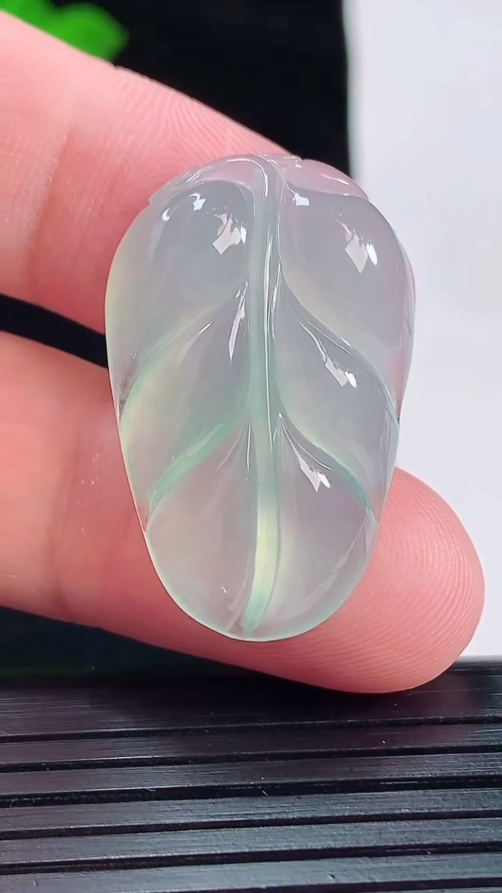 天然A货翡翠金枝玉叶 叶子吊坠，尺寸31.5-20-6重量:6.00g
5月20日