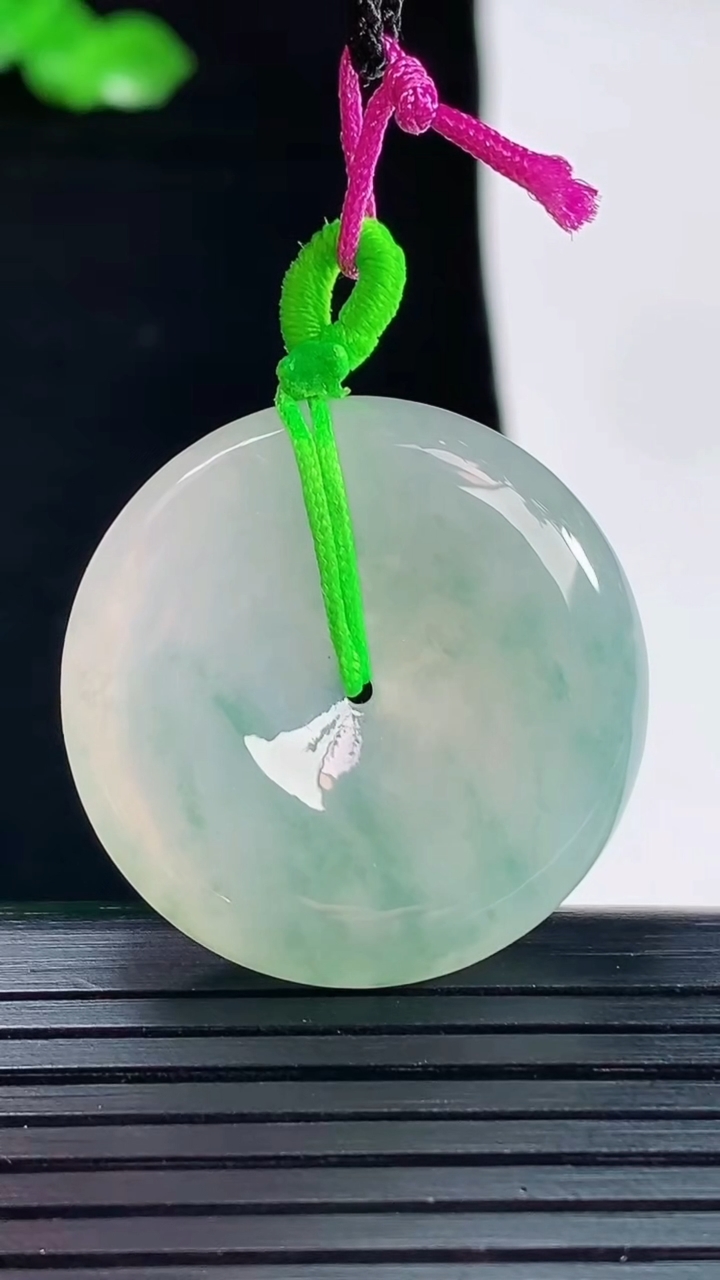 天然A货翡翠飘花平安扣吊坠，尺寸29-5.3重量:10.83g
5月20日