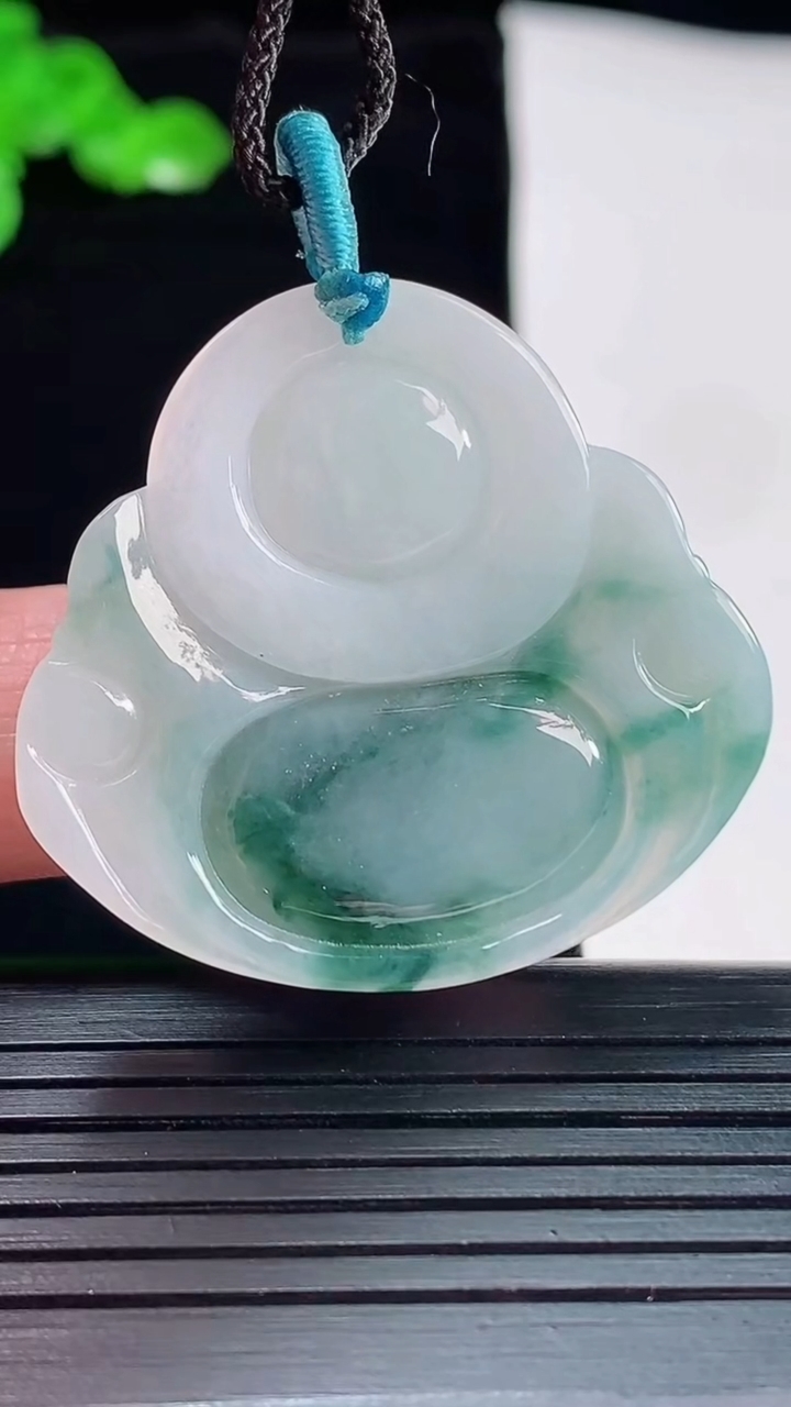 天然A货翡翠飘花佛公吊坠，尺寸34.5-37-5.6重量:10.95g
5月20日