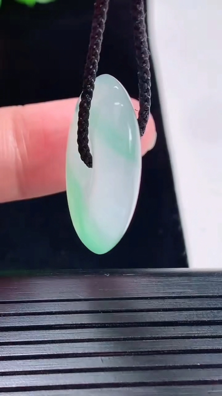 天然A货翡翠平安扣吊坠，尺寸25-5.6重量:7.22g
5月20日