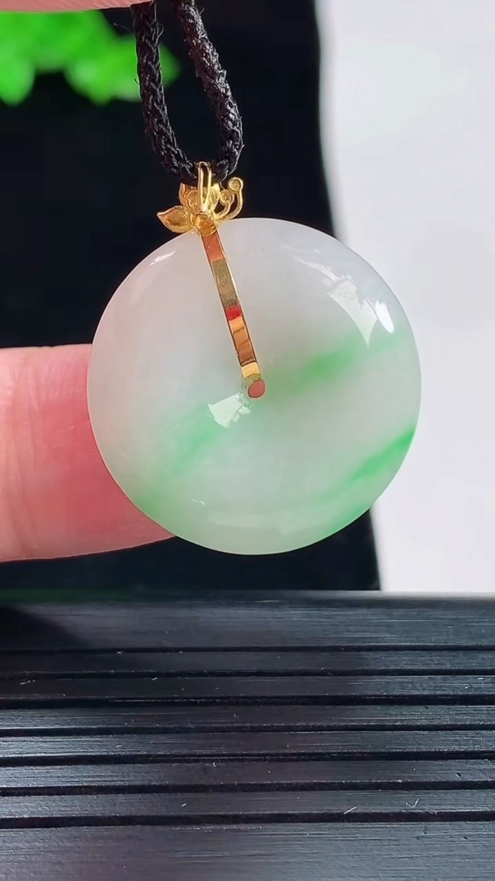 天然A货翡翠平安扣吊坠，尺寸26.6-22-5.8重量:5.77g
5月20日