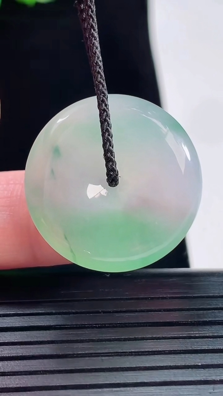 天然A货翡翠平安扣吊坠，尺寸25-5.6重量:7.22g
5月20日