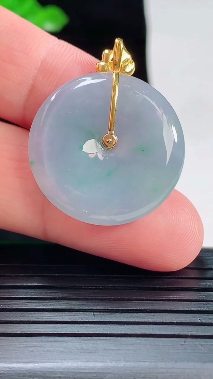 天然A货翡翠18k金春带彩 紫罗兰平安扣吊坠，尺寸32.5-26-4.8重量:7.33g
5月20日