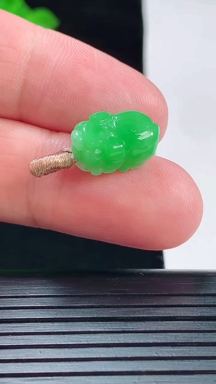 天然A货翡翠生肖猪吊坠，尺寸15-9-7.5重量:2.19g
5月20日