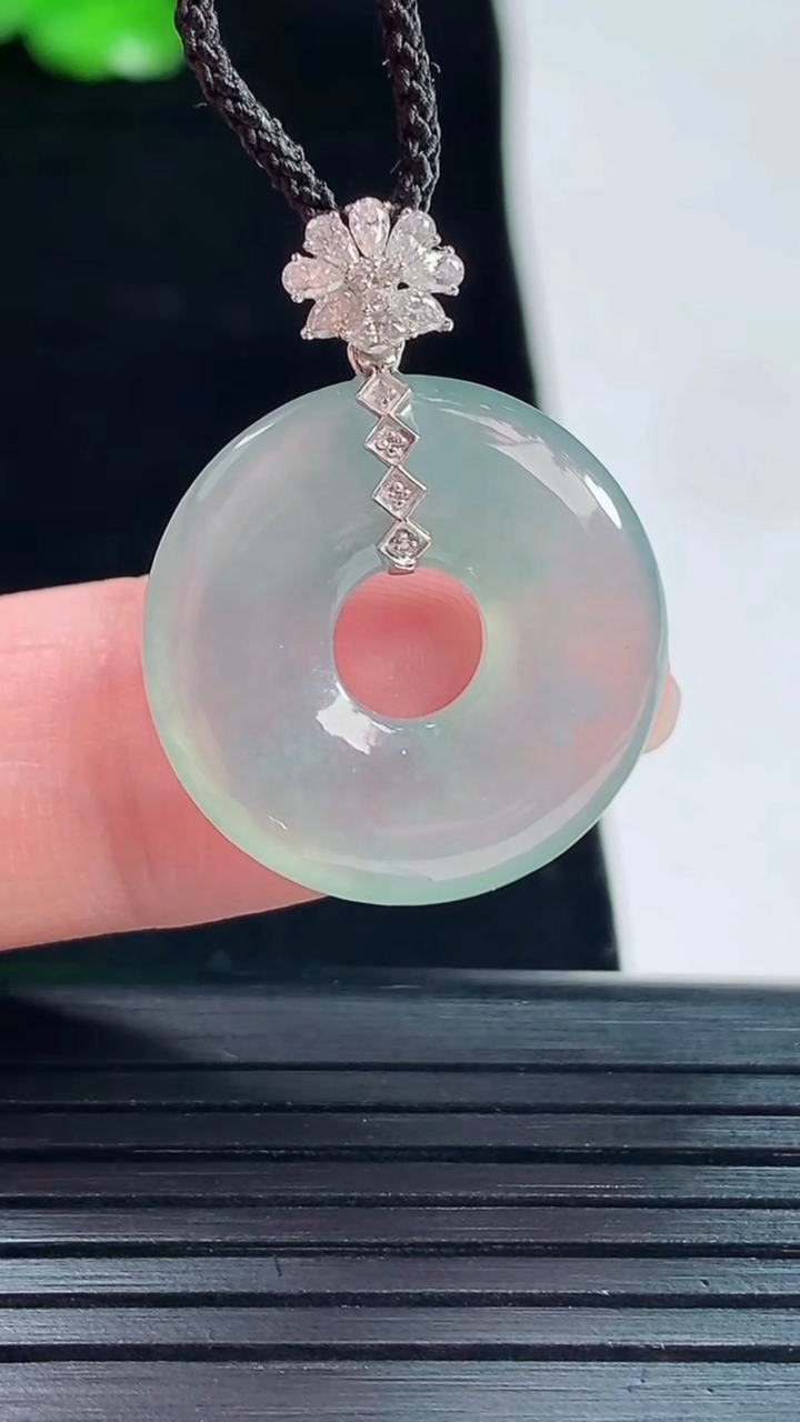 天然A货翡翠平安环吊坠，尺寸28-21-4重量:3.65g
5月20日