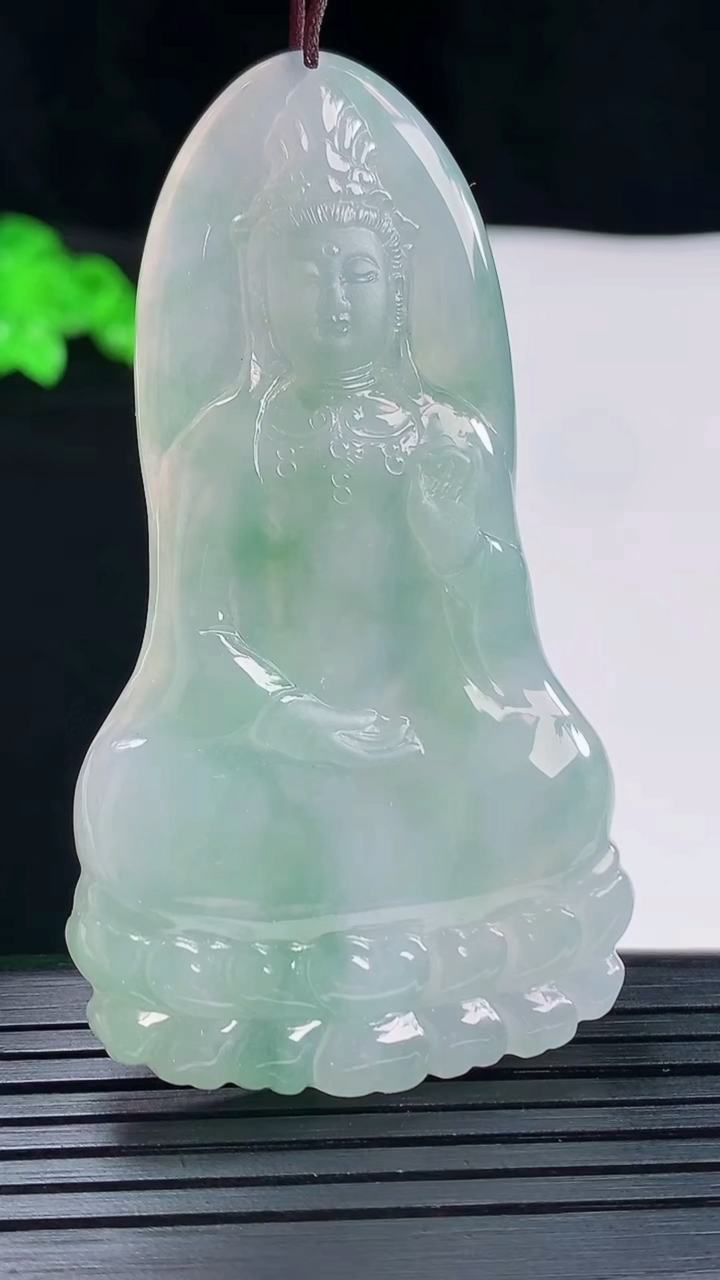 天然A货翡翠绿素衣观音吊坠，尺寸66.6-36.5-5.5重量:25.95g
5月20日