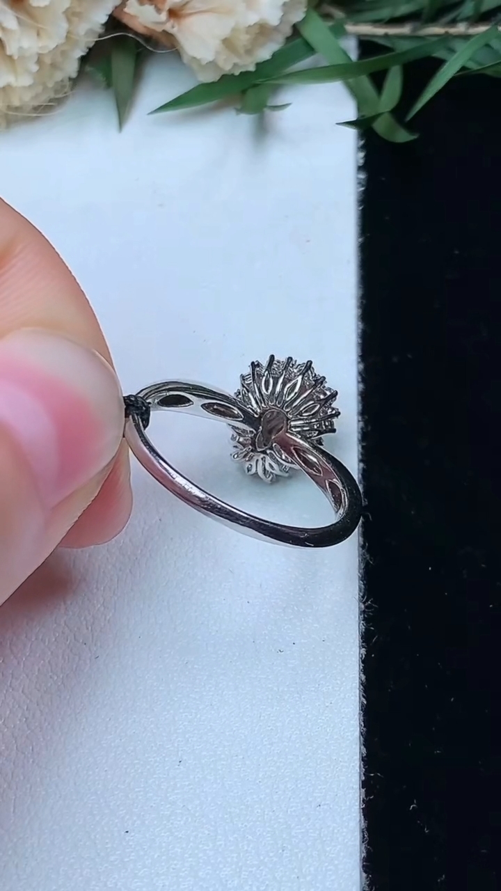 天然A货翡翠葫芦戒指，尺寸16.9-7.9-6，重量:2.36g2026年5月20日
工厂直销收藏佳品,种好水足，色泽均匀，有种有色，上手高大气！