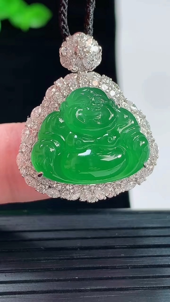 天然A货翡翠佛公吊坠，尺寸30-25.6-12.6，裸石16.5-20.5重量:8.39g
5月20