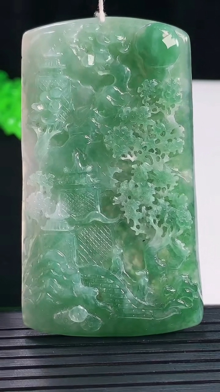 天然A货翡翠山水牌吊坠，尺寸65.5-38-5.2重量:27.98g
5月20日