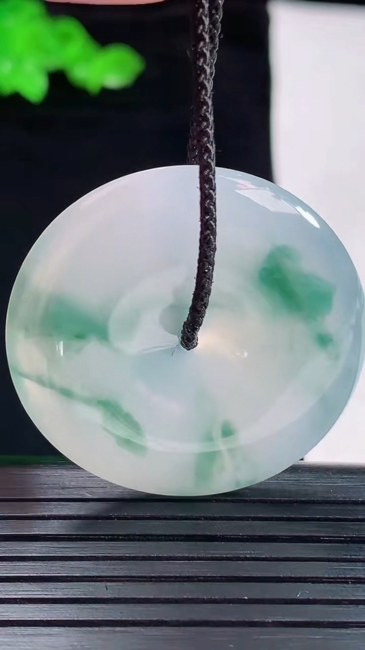 天然A货翡翠种飘花平安扣吊坠，尺寸35.8-5.5重量:15.08g
5月20日