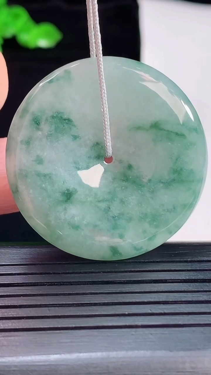 天然A货翡翠飘花平安扣吊坠，尺寸38-5.5重量:16.86g
5月20日