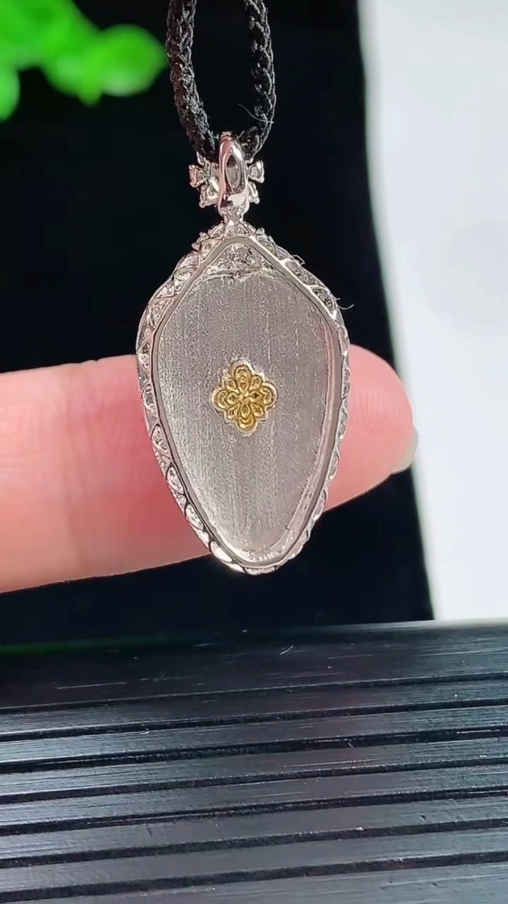 天然A货翡翠金枝玉叶 叶子吊坠，尺寸28-14-5.8，裸石18.6-12重量:2.52g
5月20日
