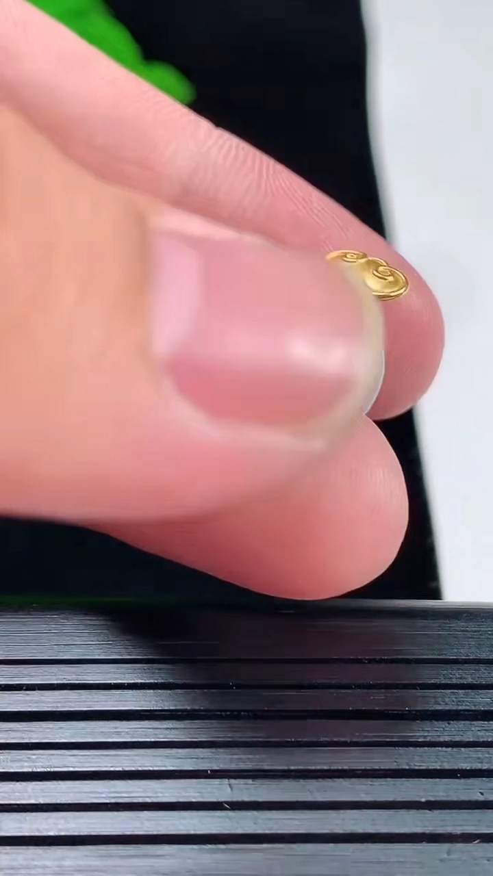 天然A货翡翠种飘花平安扣吊坠，尺寸23-19-4重量:3.14g
5月20日