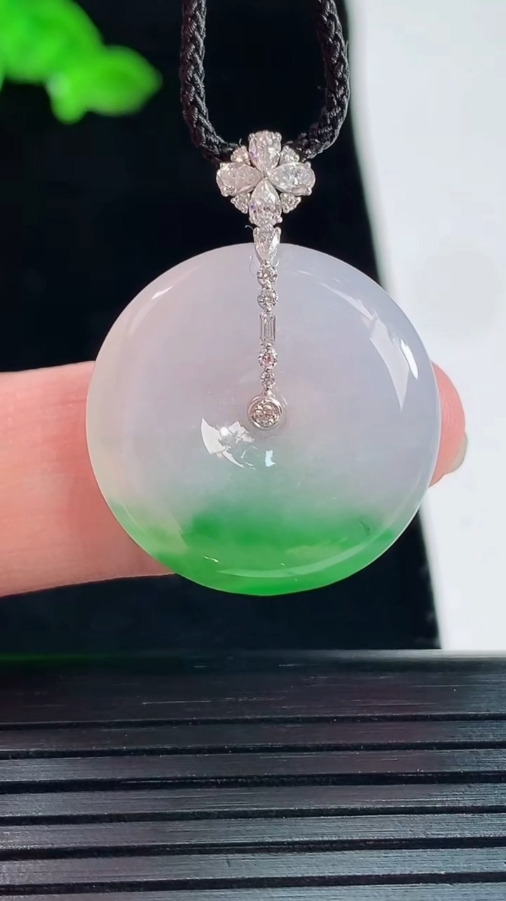 天然A货翡翠平安扣吊坠，尺寸30-23-5重量:5.70g
5月20日