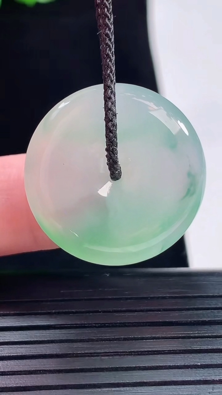 天然A货翡翠平安扣吊坠，尺寸25-5.6重量:7.22g
5月20日