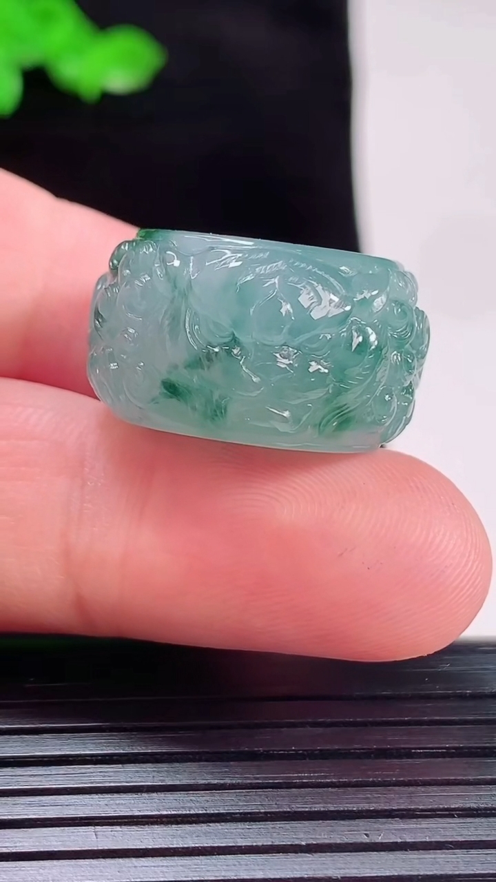 天然A货翡翠飘花雕龙路路通吊坠，尺寸23.6-13重量:16.23g
5月20日