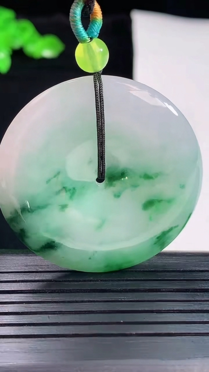 天然A货翡翠平安扣吊坠，尺寸38-5.8重量:18.96g
5月20日
