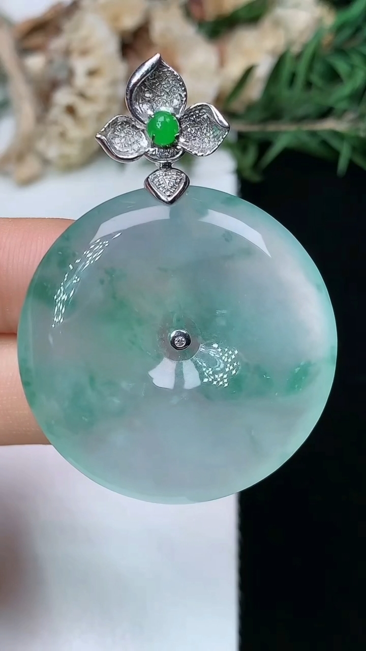 天然A货翡翠平安扣吊坠，尺寸33.2-6，重量:14.39g
5月21日