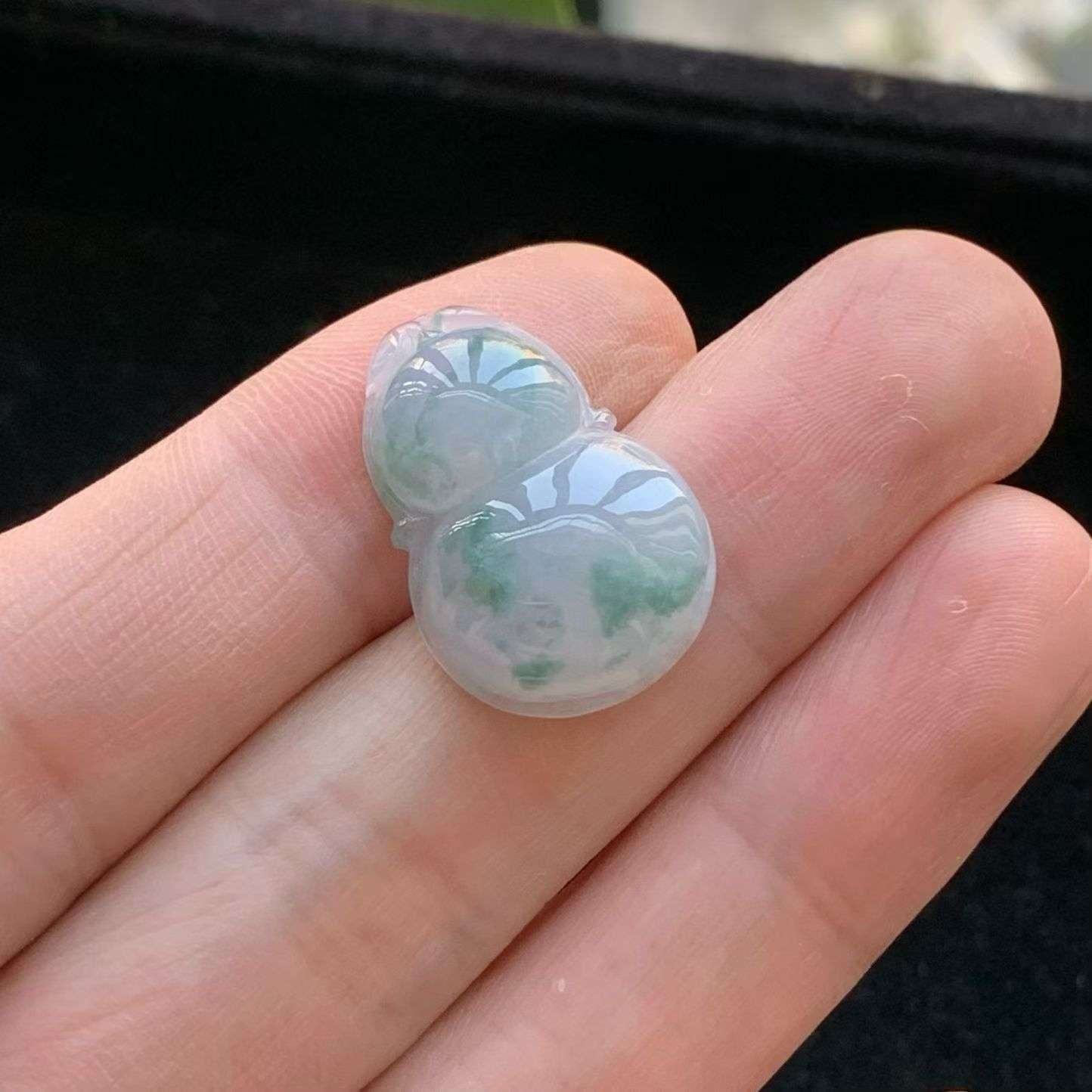 A货天然翡翠冰糯种飘花紫罗兰葫芦吊坠重量3.91
5月21日