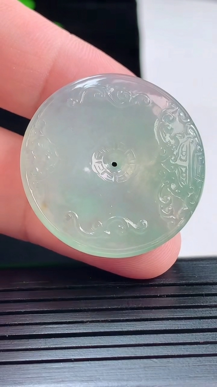 天然A货翡翠雕花平安扣吊坠，尺寸32-5重量:11.08g
5月21日