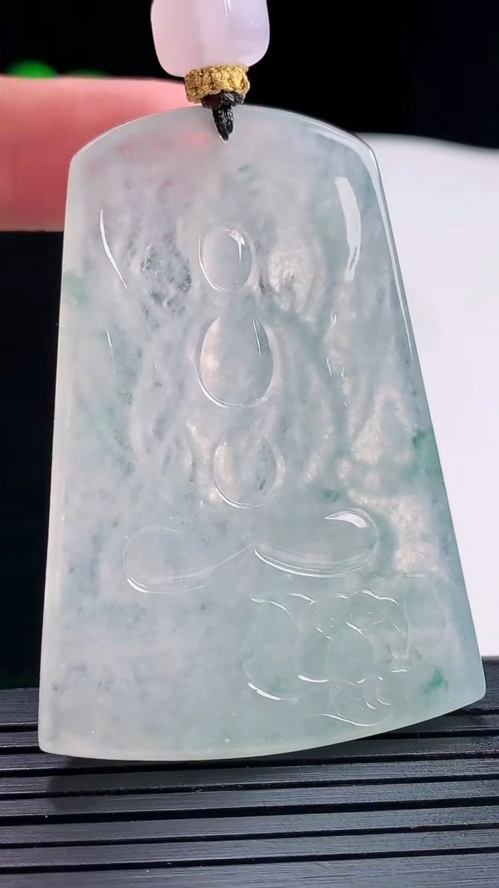 天然A货翡翠千手观音菩萨吊坠，尺寸59-41.6-5.5重量:39.28g
5月21日
