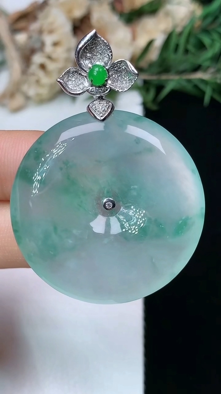 天然A货翡翠平安扣吊坠，尺寸33.2-6，重量:14.39g
5月21日