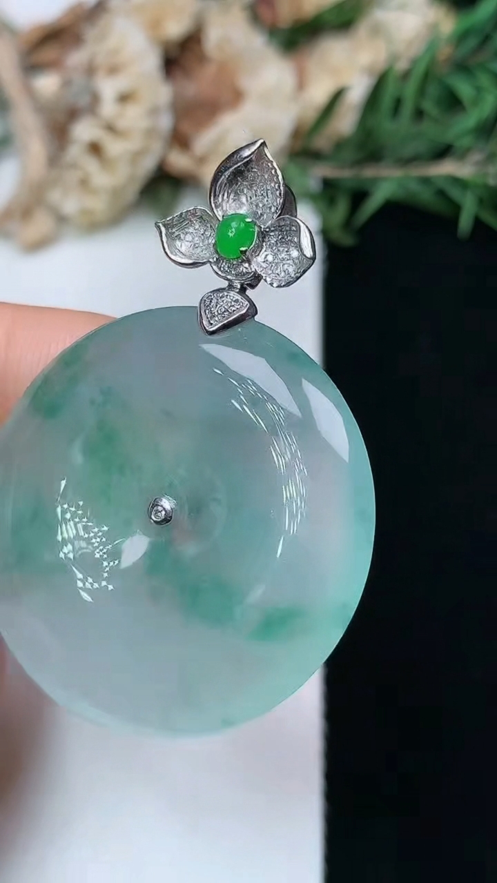 天然A货翡翠平安扣吊坠，尺寸33.2-6，重量:14.39g
5月21日
