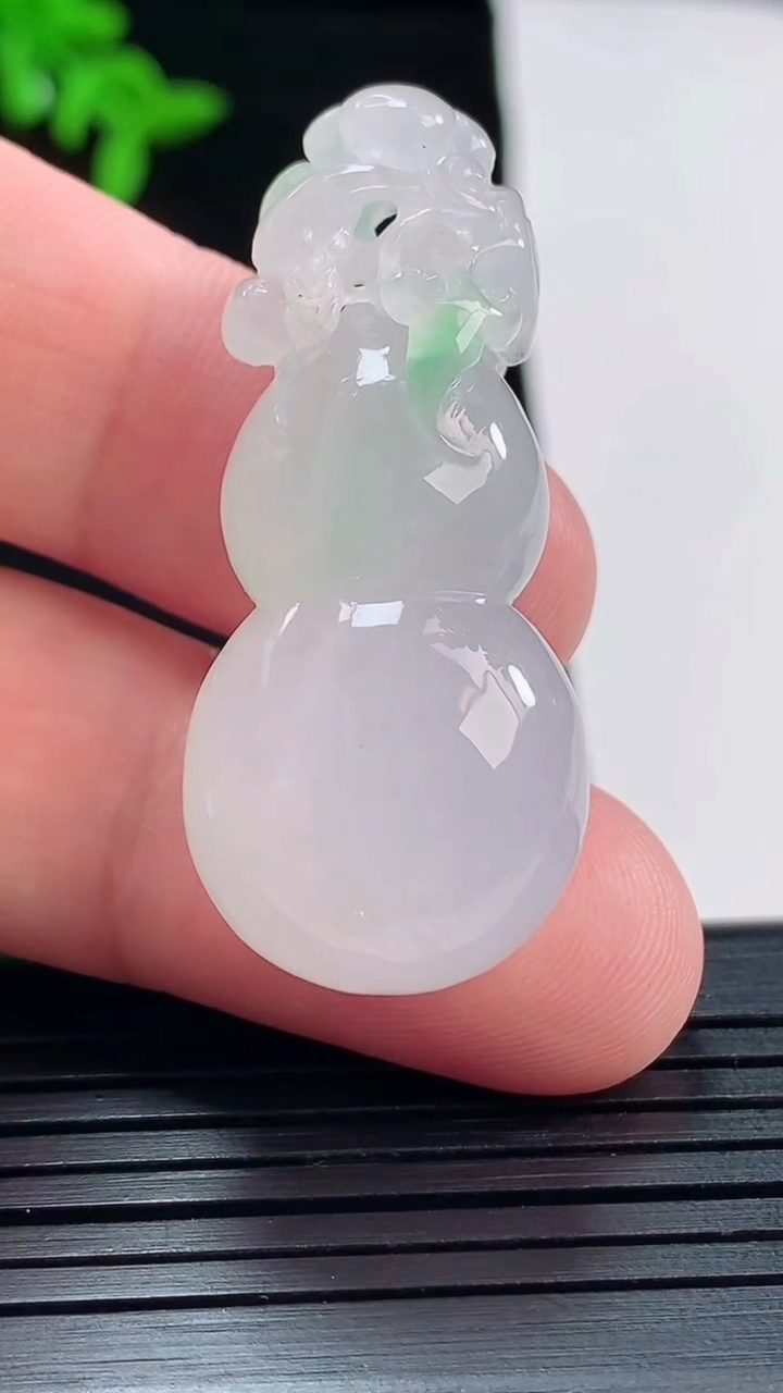 天然A货翡翠葫芦吊坠，尺寸41-18-12.6重量:14.23g
5月21日