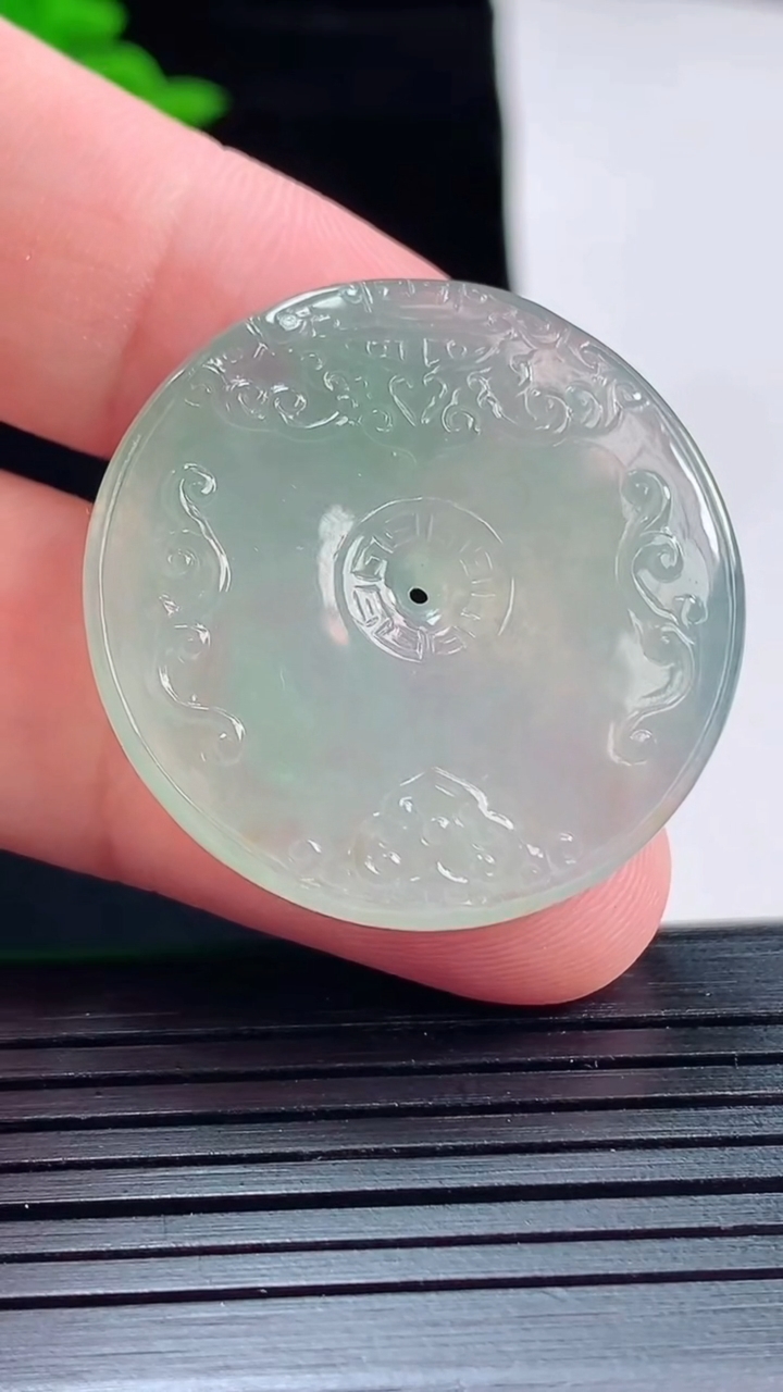 天然A货翡翠雕花平安扣吊坠，尺寸32-5重量:11.08g
5月21日