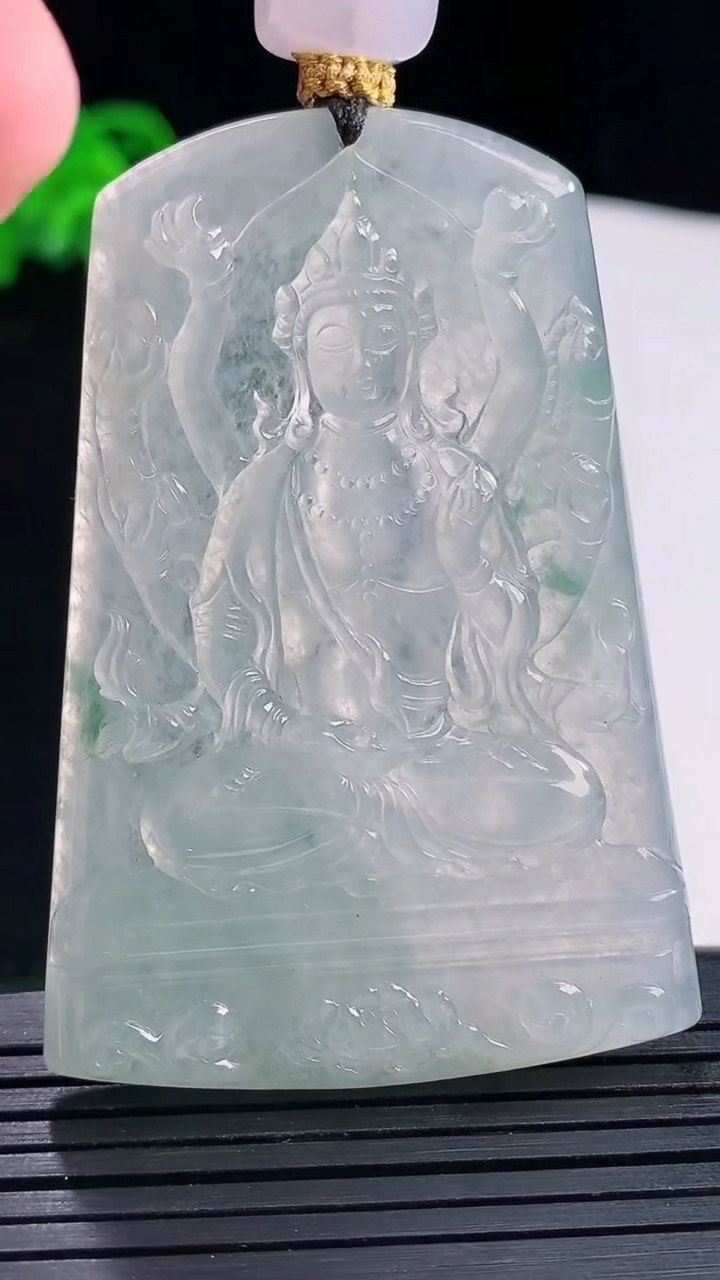 天然A货翡翠千手观音菩萨吊坠，尺寸59-41.6-5.5重量:39.28g
5月21日