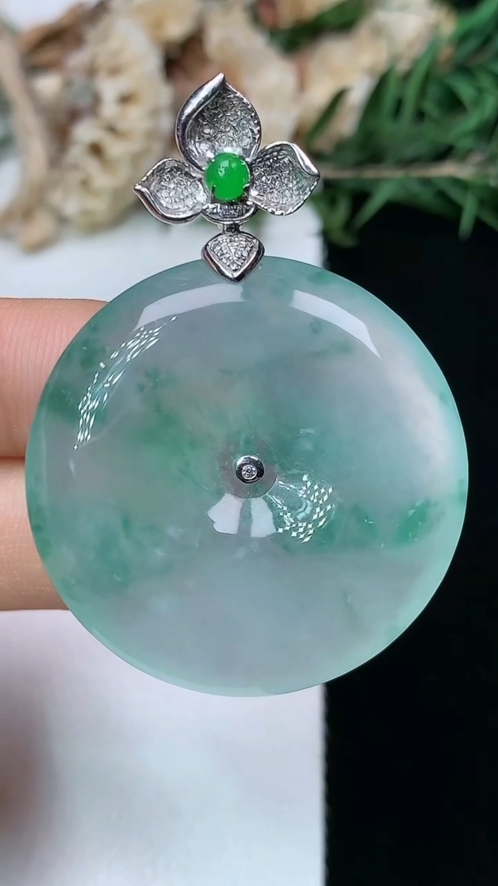 天然A货翡翠平安扣吊坠，尺寸33.2-6，重量:14.39g
5月21日