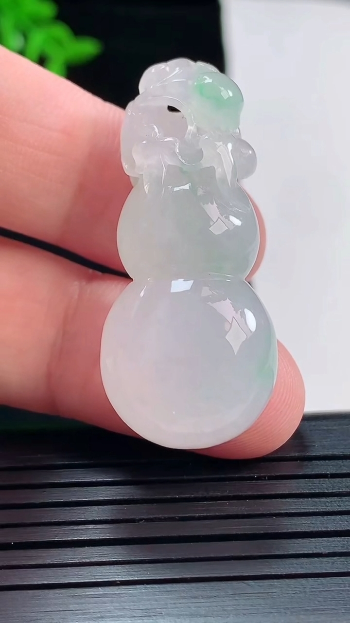 天然A货翡翠葫芦吊坠，尺寸41-18-12.6重量:14.23g
5月21日