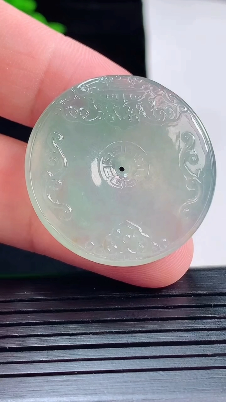 天然A货翡翠雕花平安扣吊坠，尺寸32-5重量:11.08g
5月21日